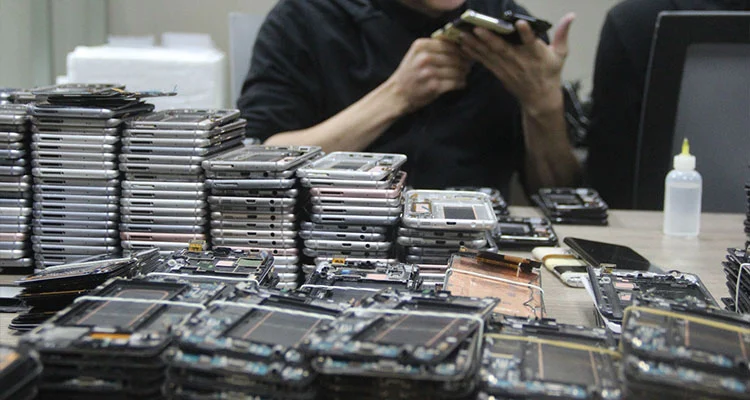 Цените на LCD екраните на iPhone се поляризират през 2026 г.: Защо сервизите се връщат към реновирани оригинални дисплеи